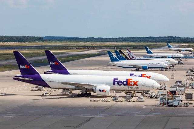 FedEx: برودة الطقس و أوميكرون يهددان حركة الشحن بالولايات المتحدة