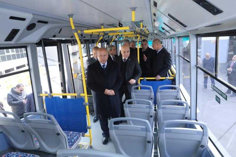 وزير النقل يتفقد النموذج الأولي لأوتوبيسات BRT الكهربائية صديقة البيئة