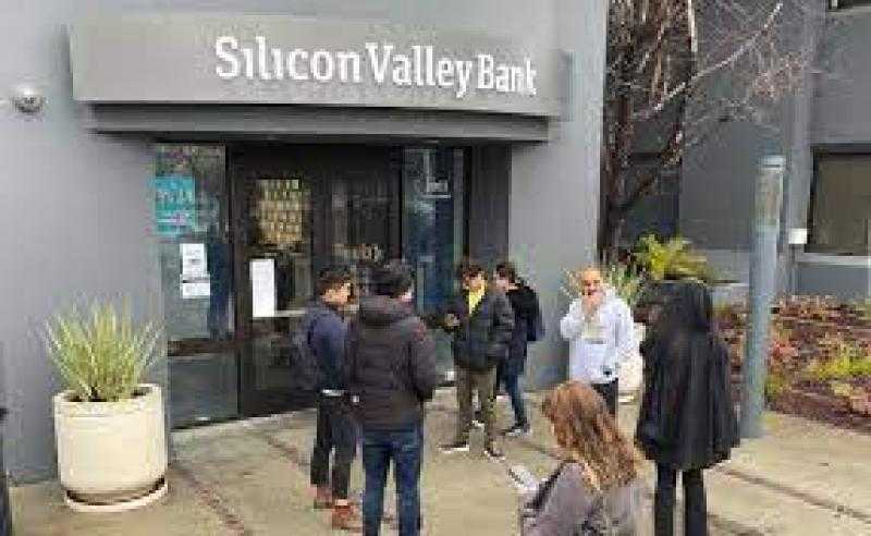 «هزة بالأسواق العالمية».. تعرف على أسباب انهيار بنك ”Silicon Valley Bank” الأمريكي