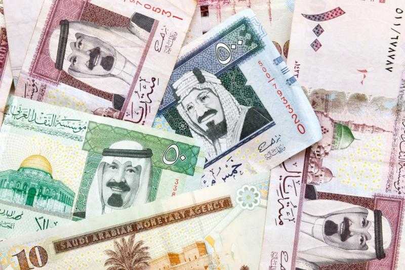 أسعار العملات العربية اليوم بافتتاح تعاملات البنوك.. «الريال» بـ8.22 جنيه