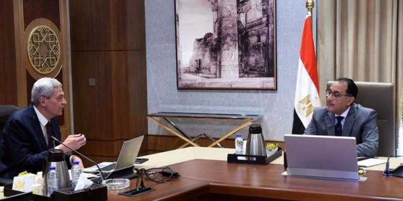 مدبولي يطمئن على توافر أرصدة الأدوية والمستلزمات الطبية مع «الشراء الموحد»