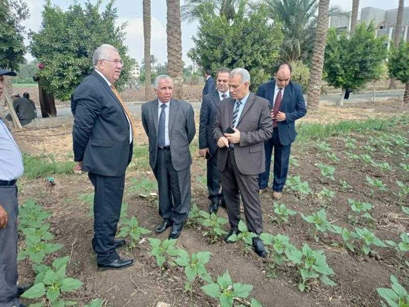 وزير الزراعة يتفقد عدد من المزارع البحثية والإرشادية| صور