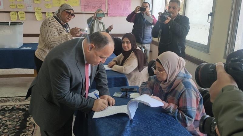 وزير المالية عقب الإدلاء بصوته: الشعب المصري يكتب تاريخًا جديدا في الديموقراطية