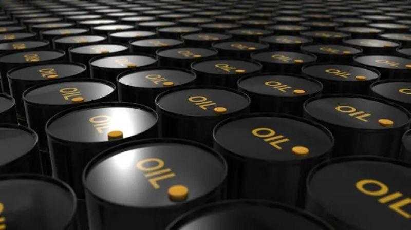 أسعار النفط تتراجع إلى أدنى مستوياتها في أكثر من شهر