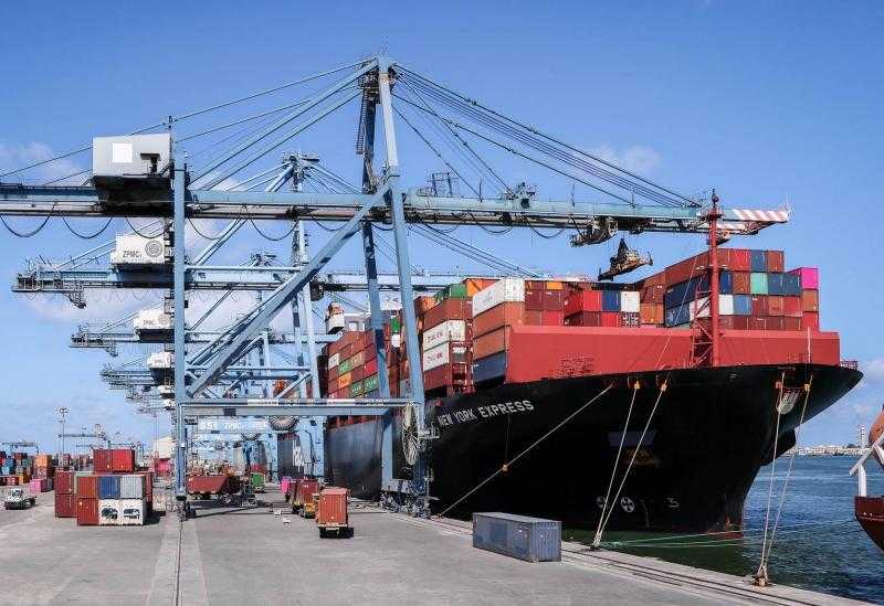 ميناء دمياط يستقبل 63 ألف طن من القمح لصالح ”السلع التموينية”