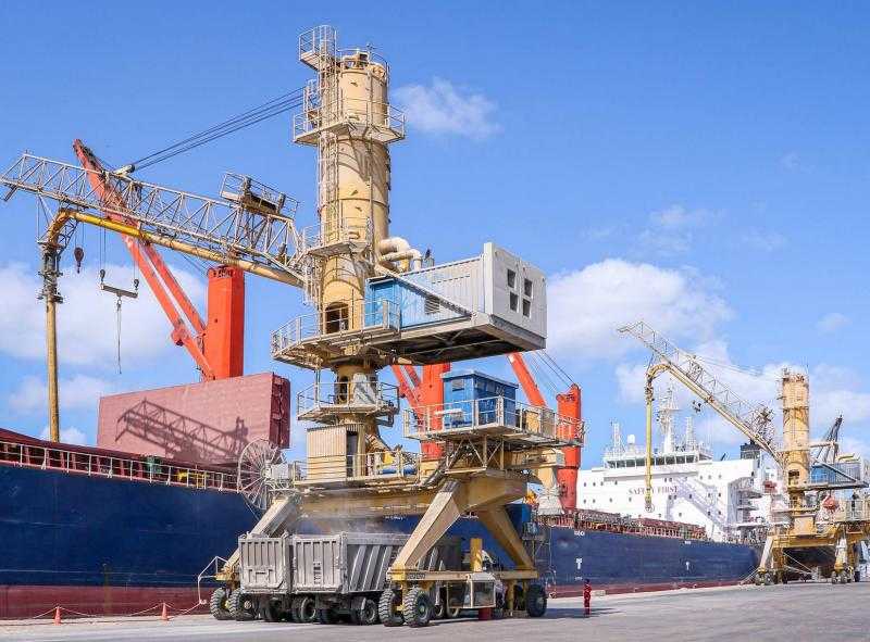 تضم قمح وذرة.. ميناء دمياط يستقبل 63570 طنًا من البضائع
