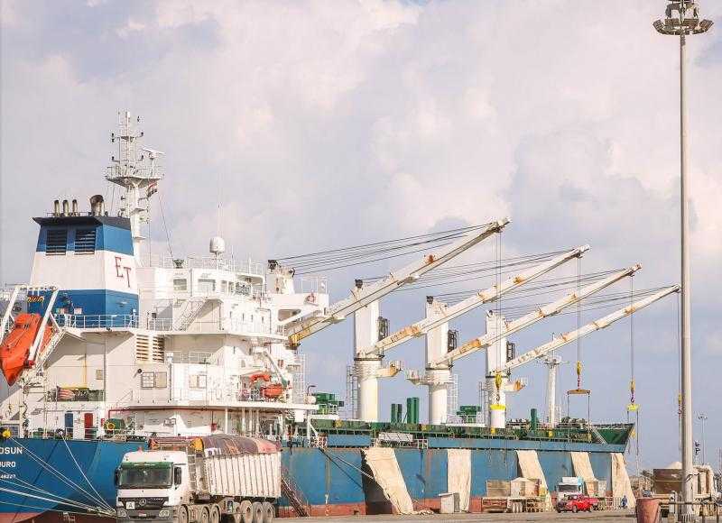 تضم قمح وذرة.. ميناء دمياط يستقبل 47728 طنًا من البضائع