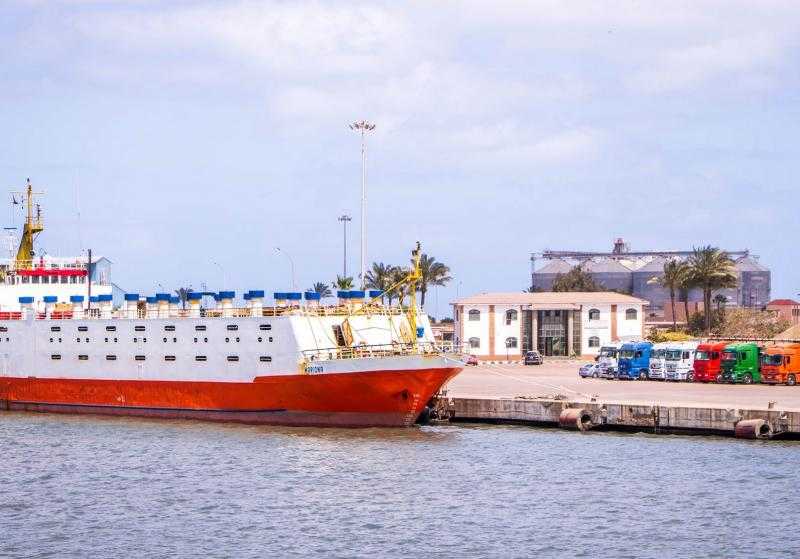 تضم زيت وسكر.. ميناء دمياط يستقبل 40521 طنًا من البضائع