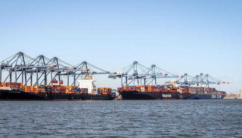 تضم زيت وسكر.. ميناء دمياط يستقبل 54735 طنًا من البضائع