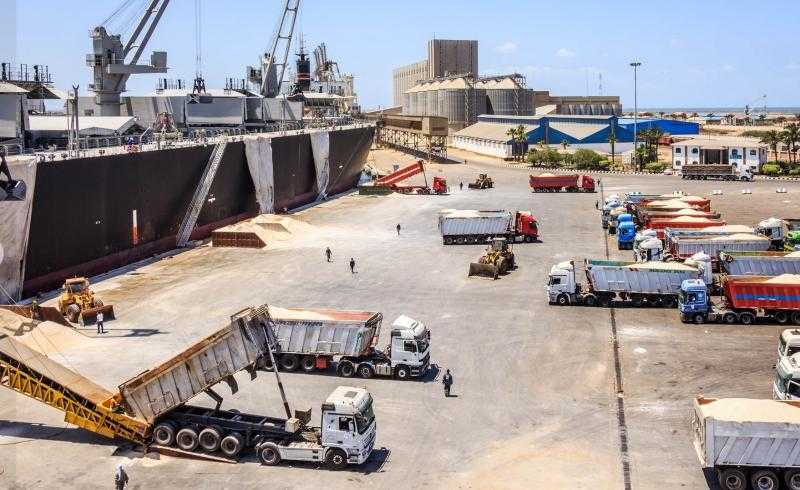 تضم فول وزيت.. ميناء دمياط يستقبل 43191 طنًا من البضائع