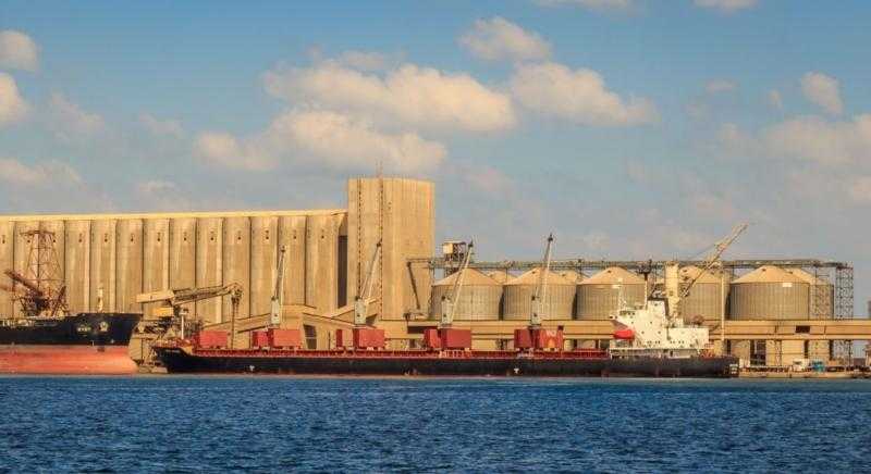 تضم قمح وفول صويا.. ميناء دمياط يستقبل 30135 طنًا من البضائع
