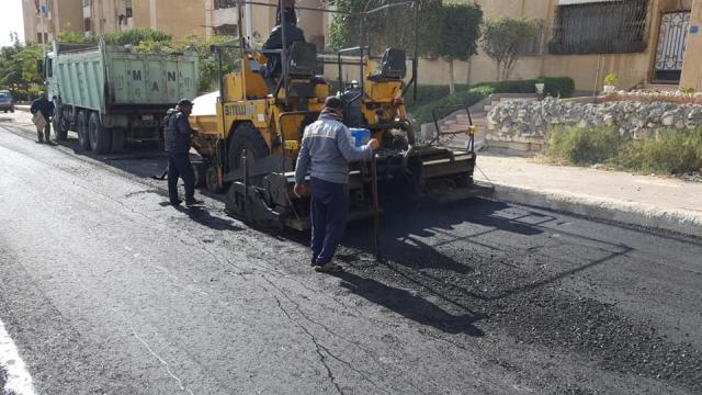 جانب من تنفيذ أعمال رصف وتطوير الطرق