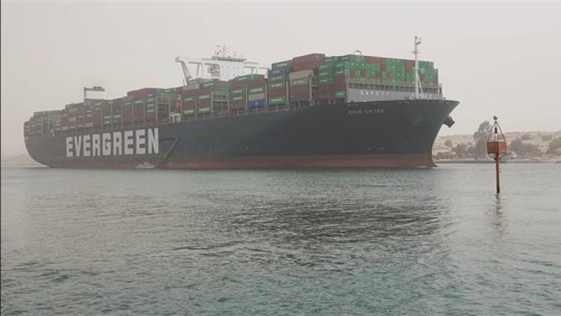انتظام حركة الملاحة في قناة السويس رغم الطقس السيئ وعبور 67 سفينة اليوم