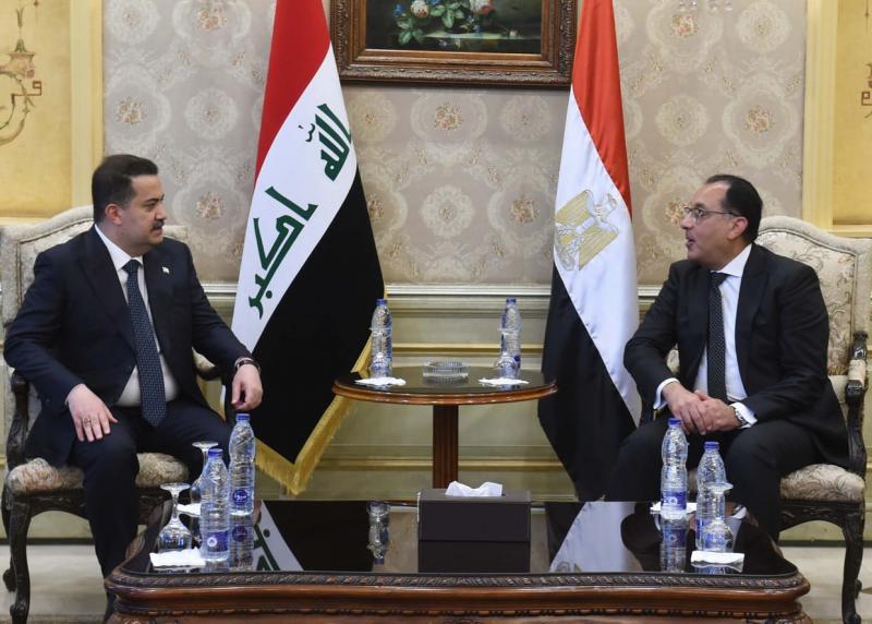 رئيس الوزراء يستقبل نظيره العراقي بمطار القاهرة| صور