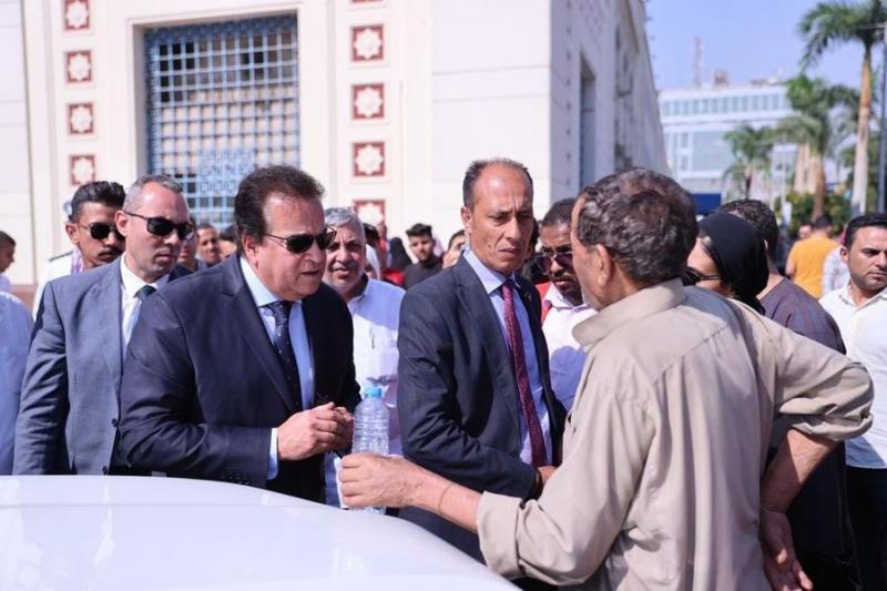 «عبدالغفار» يتابع خدمات «100 يوم صحة» من داخل محطة مصر للقطارات