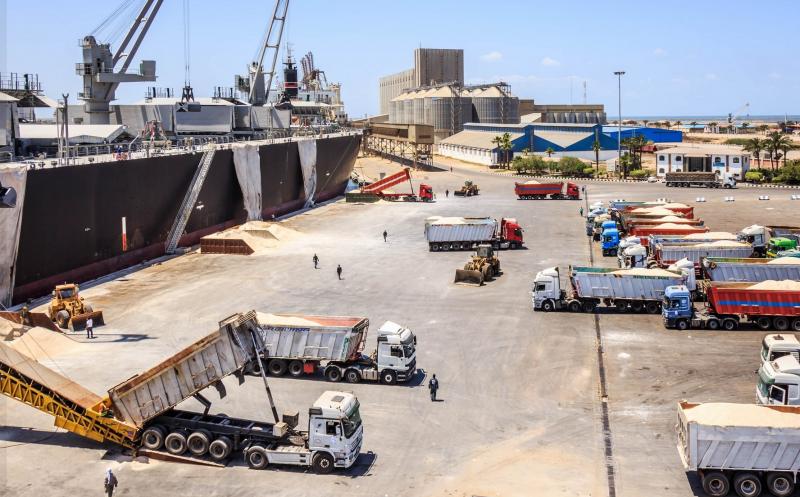 بينها ذرة وقمح.. ميناء دمياط يستقبل 38918 طنًا من البضائع