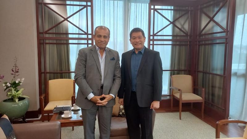 رئيس التمثيل التجاري يلتقي مسئول سنغافوري لتعزيز التعاون في النقل واللوجستيات