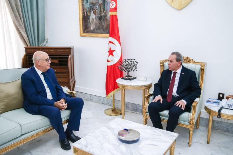 رئيس الحكومة التونسية يبحث مع البنك المركزي الوضع المالي للبلاد