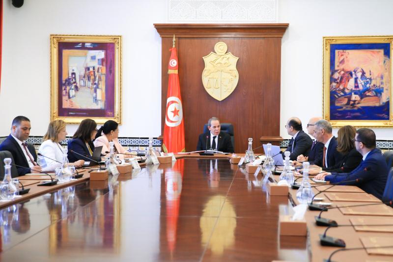 رئيس الحكومة التونسية يتابع عمل منظومة الألبان