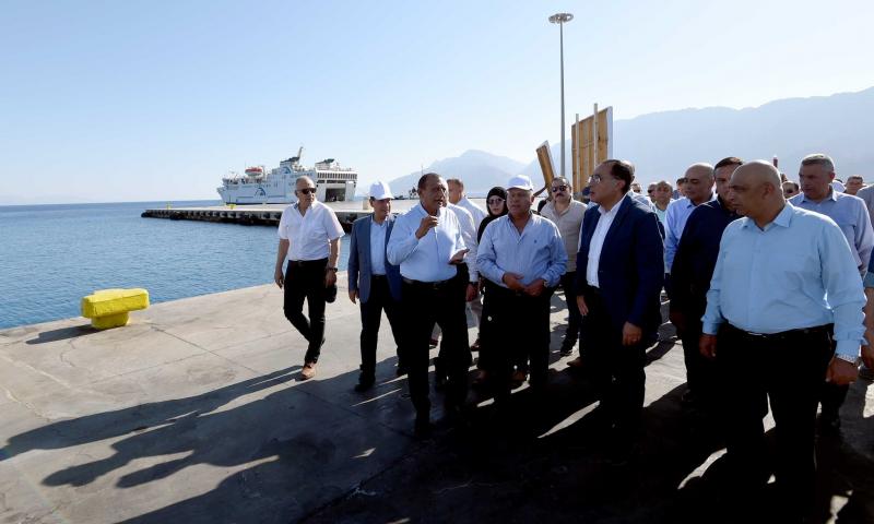 رئيس الوزراء يتفقد أعمال التطوير بميناء نويبع البحري
