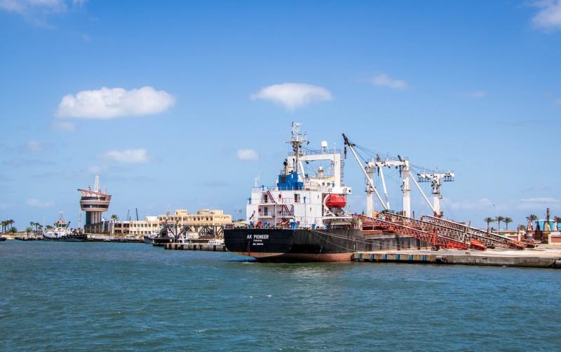 ميناء دمياط يُصدّر 4122 طن يوريا و6136 طن ملح خلال 24 ساعة