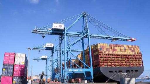 تضم قمح وذرة وصويا.. ميناء دمياط يستقبل 48073 طنًا من البضائع تضم قمح وذرة وصويا.. ميناء دمياط يستقبل 48073 طنًا من البضائع