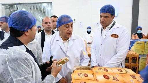 يُنتج 1160 طنًا سنويًا.. رئيس الوزراء يتفقد مصنع ”الطحان” لتعبئة التمور| صور يُنتج 1160 طنًا سنويًا.. رئيس الوزراء يتفقد مصنع ”الطحان” لتعبئة التمور| صور